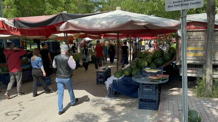 (ÖZEL) Velilerden sınav yapılan okulu önüne kurulan semt pazarı tepkisi
