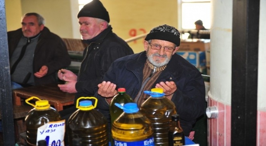 Pazar yeri şehitler için yapılan duayla açıldı