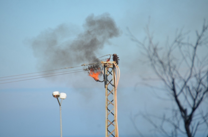 Elektrik direğinde korkutan patlama