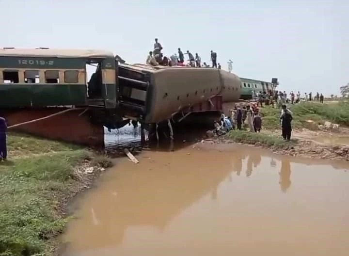 Pakistan’da tren raydan çıktı: 22 ölü
