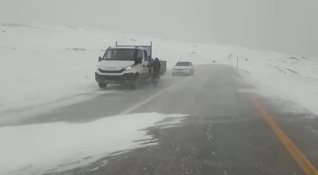 Palandöken geçidinde mahsur kalan araçlar Karayolları ekiplerince kurtarıldı
