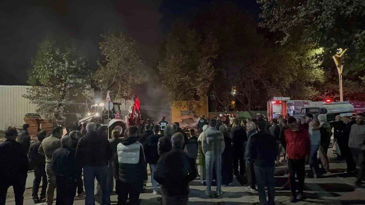 Palet deposunda çıkan büyük yangın 1 saatte söndürüldü
