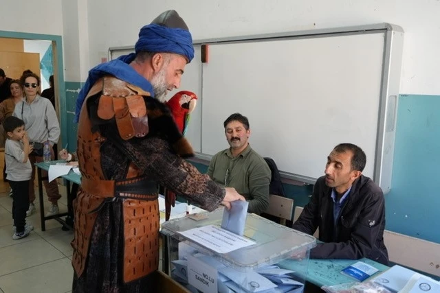 Papağanıyla oy kullanmaya gelen vatandaş ilgi odağı oldu
