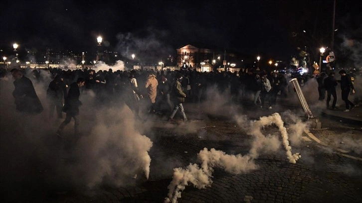 Paris'te emeklilik reformu karşıtlarının gösterisinde 120 kişi gözaltına alındı