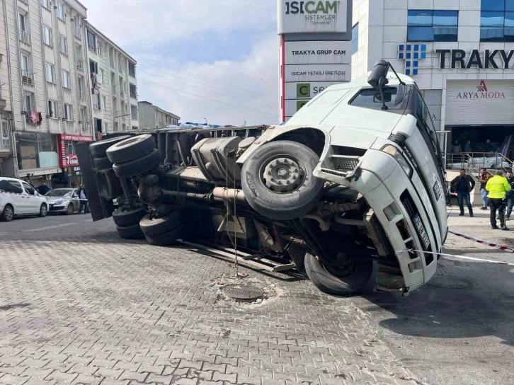 Park halindeki araçların üzerine devrilen tırın güvenlik kamera görüntüsü ortaya çıktı
