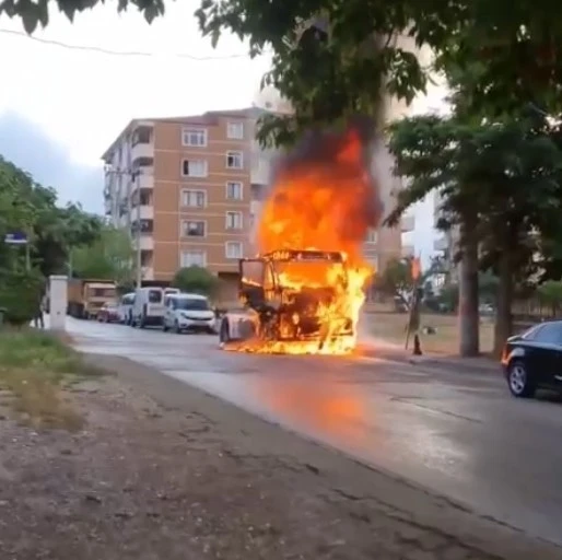 Park halindeki çekici alev topuna döndü
