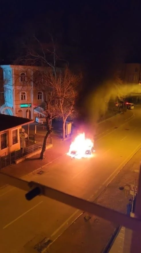 Park halindeki otomobil alev topuna döndü
