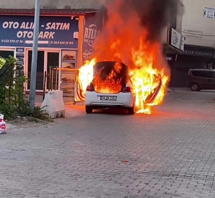 Park halindeki otomobil alev topuna döndü: Geriye hurda yığını kaldı
