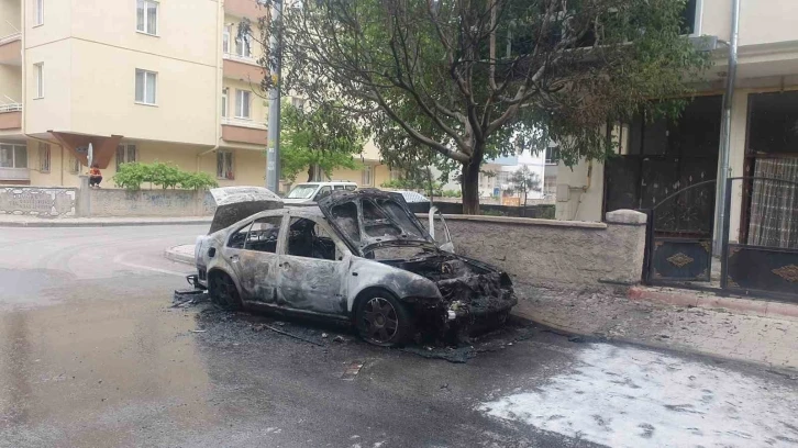 Park halindeki otomobil yanarak küle döndü
