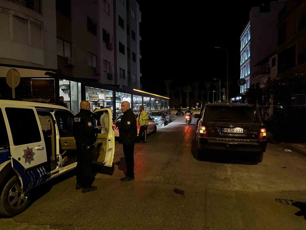 Park halindeki otomobile çarpan sürücü polislere zor anlar yaşattı
