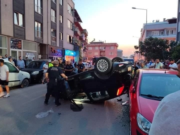 Bursa'da park halindeki otomobile çarpıp takla attı