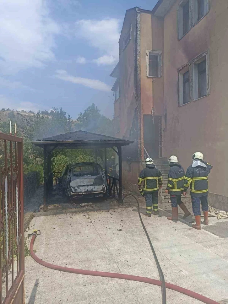 Park halindeyken alevlere teslim olan otomobil kullanılmaz hale geldi
