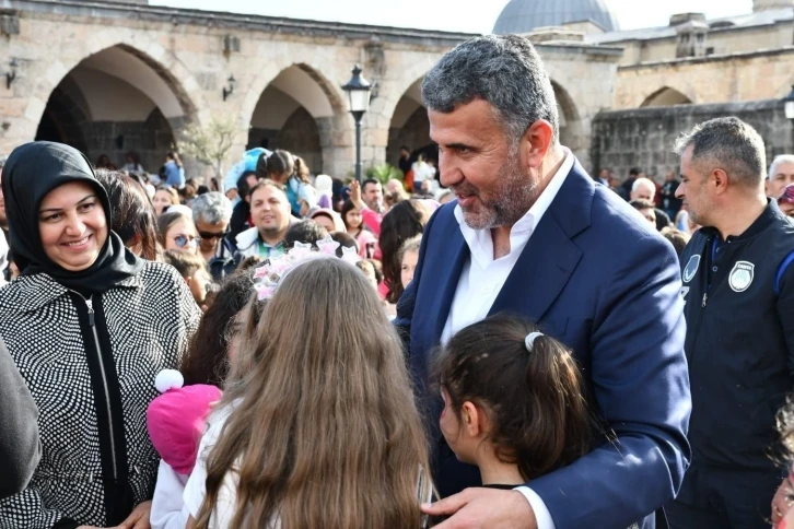 Payas Belediyesi’nin sanatçı Aslı Hünel ile birlikte depremzede çocuklara moral etkinliği
