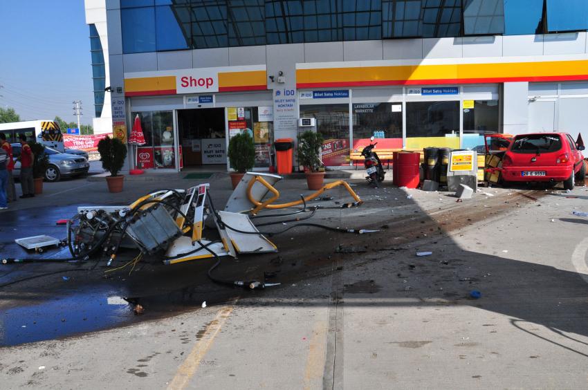 Bursa'da otomobil petrol istasyonuna daldı