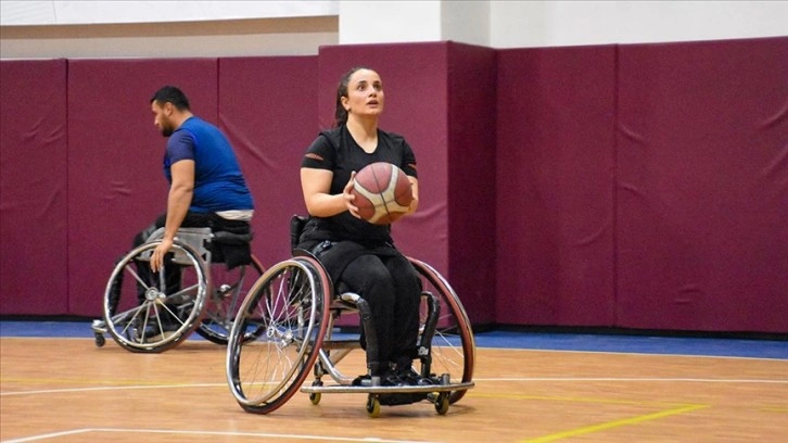 Pencereden düşerek yürüme yetisini kaybeden genç kadının hayatı basketbolla değişti