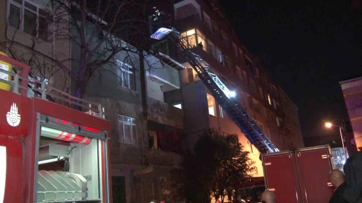 Pendik’te 3 katlı binanın çatısı alev alev yandı
