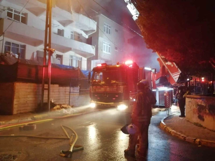 Pendik’te iki binanın çatısı alevlere teslim oldu
