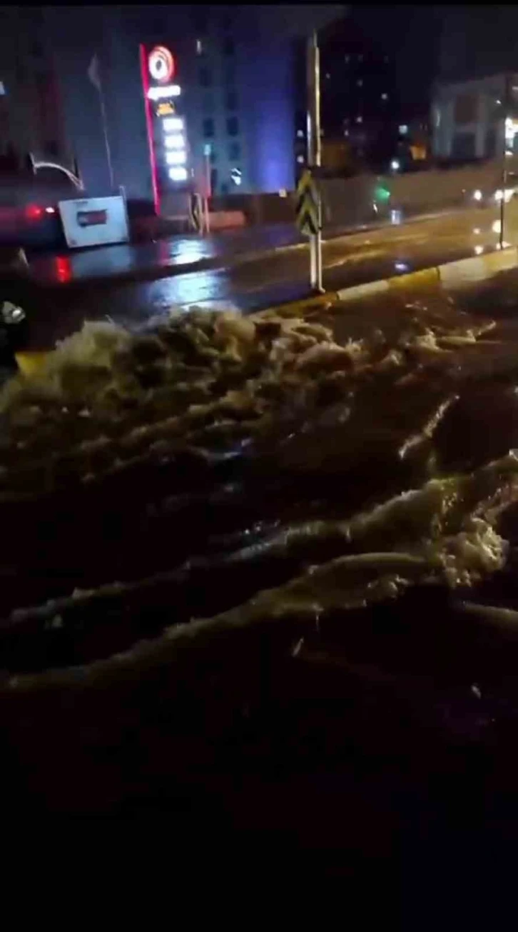 Pendik’te kanalizasyon borusu patladı, cadde göle döndü
