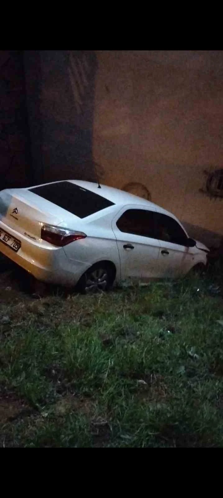 Pendik’te navigasyonun gösterdiği ara yola giren araç boşluğa düştü: 1 yaralı
