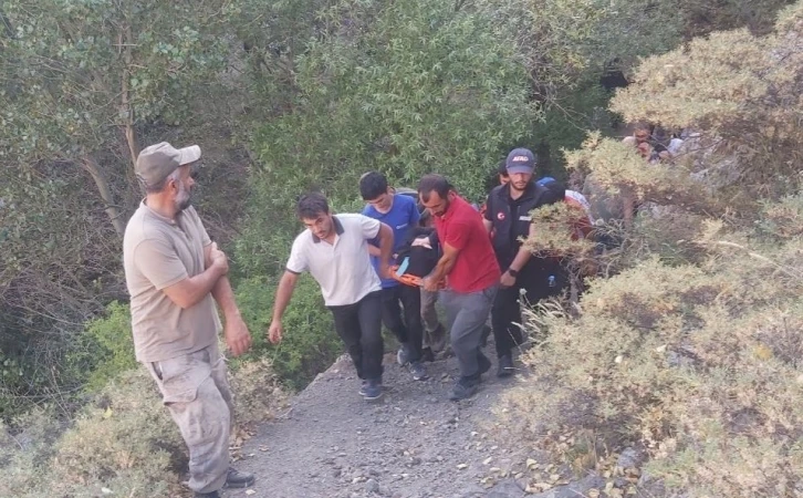 Piknikte ayağı kırılan kadını AFAD ve UMKE 2 kilometre sedyeyle taşıdı
