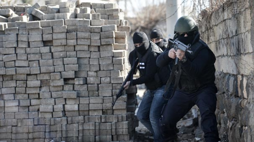 PKK'lı teröristlerin kilit taşlarından yaptığı tünel bulundu