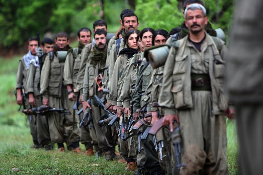 Tunceli’de Yol Kesen PKK’lılar Araç Yaktı