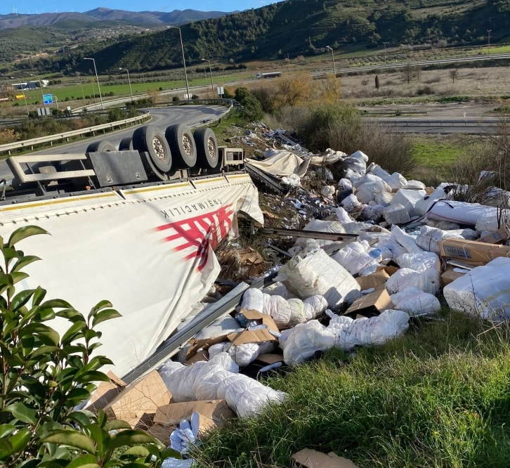 Plastik malzeme yüklü tır devrildi: 1 yaralı
