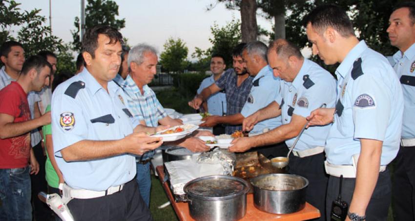 Polisten sürücülere iftar