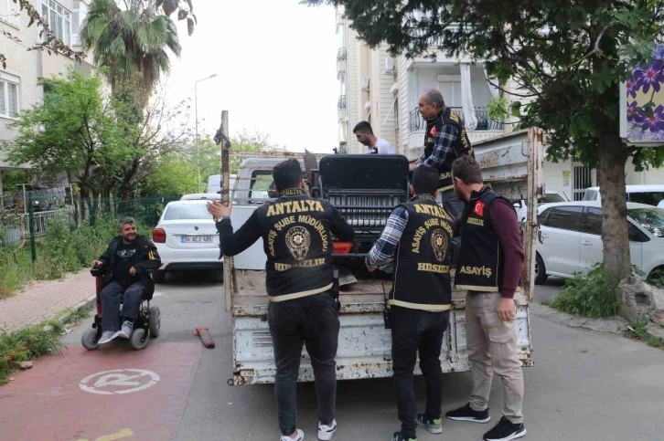 Polis, bedensel engellilerin çalınan ekmek teknelerini bulup ayaklarına kadar getirdi
