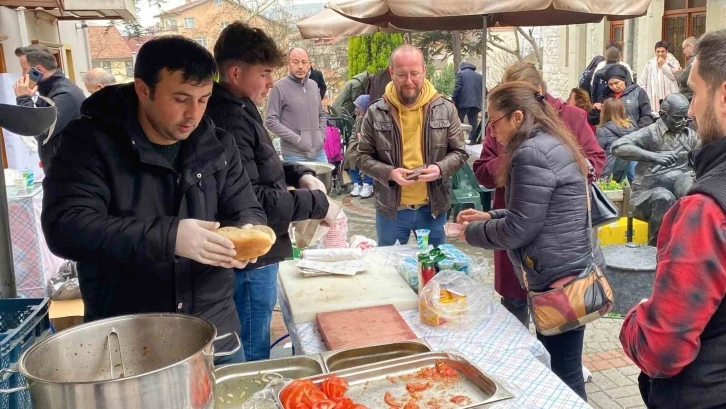 Polis eşleri depremzedeler için yardım etkinliği düzenledi
