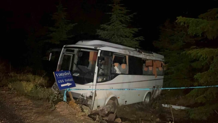 Polis memurlarını taşıyan midibüs şarampole uçtu: 14’ü polis 15 yaralı