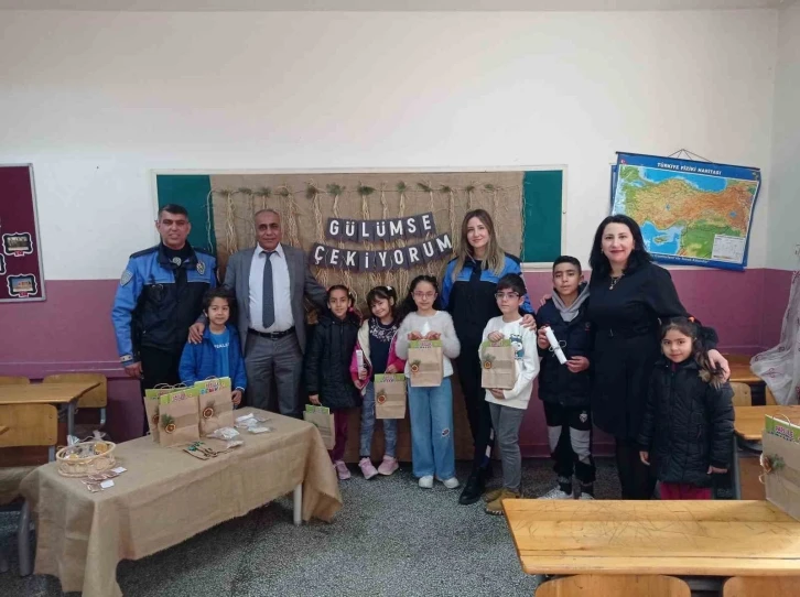 Polis miniklerin karne heyecanına ortak oldu
