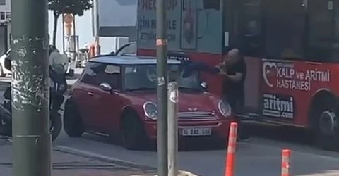 Bursa'da polislerin ceza yazmasına sinirlendi, aracını parçaladı