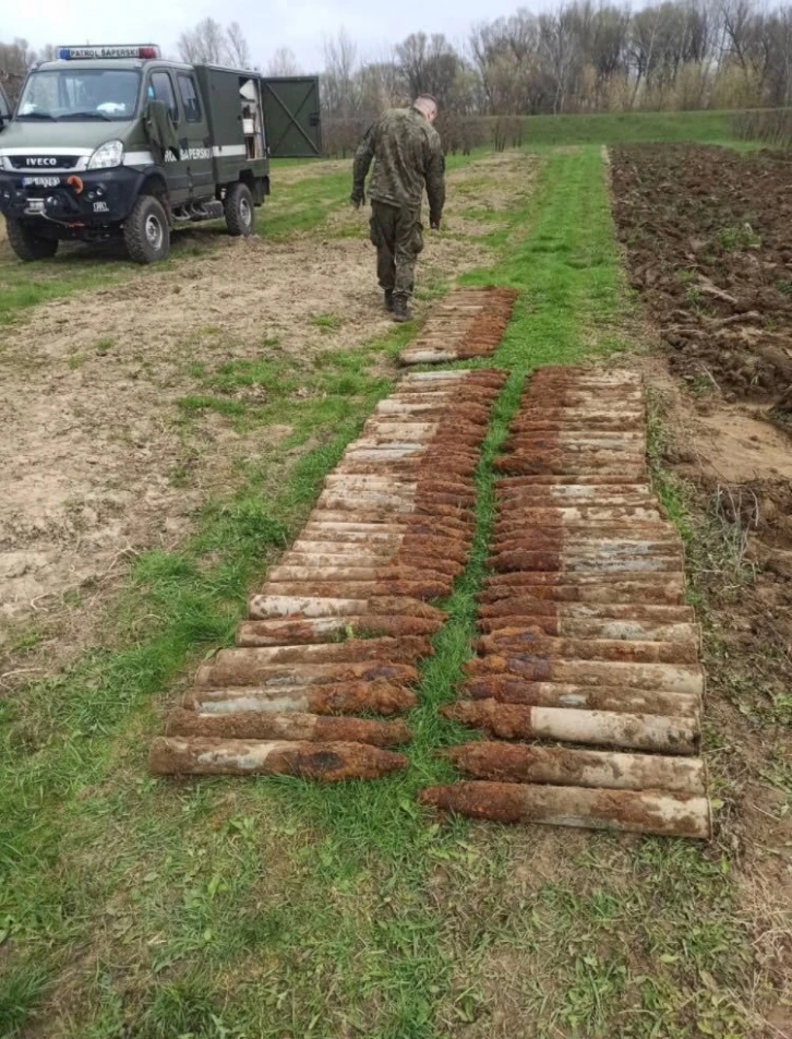 Polonya’da bir tarlada 100’den fazla top mermisi bulundu
