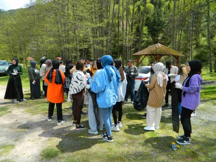 Posof’ta öğrenciler çevre temizliğine çıktı
