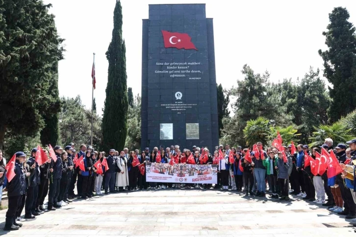 Protokol ve öğrenciler şehitlikte: “Şehitler tepesi boş değil”
