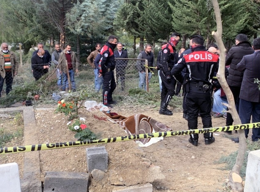 Dün toprağa verdiği eşinin mezarında oğlunun cesedini buldu