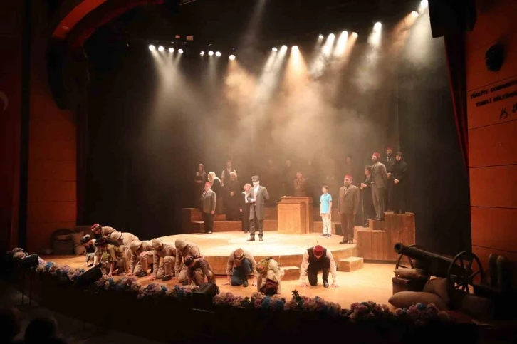 "Cumhuriyete Doğru" tiyatro oyunu Sakarya’da sahnelendi
