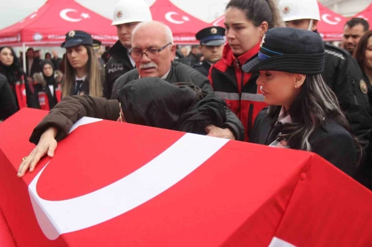 "Dur" ihtarına uymayan sürücünün çarptığı polis, son yolculuğuna uğurlandı
