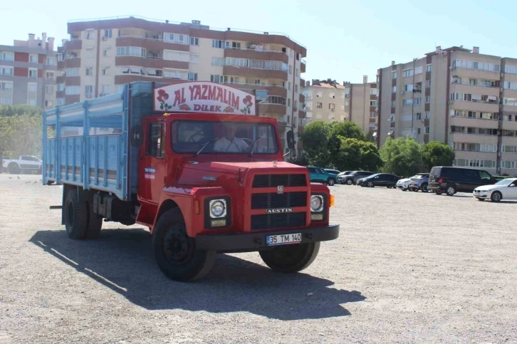 "Selvi Boylum Al Yazmalım" aracının ikizi İzmir’de
