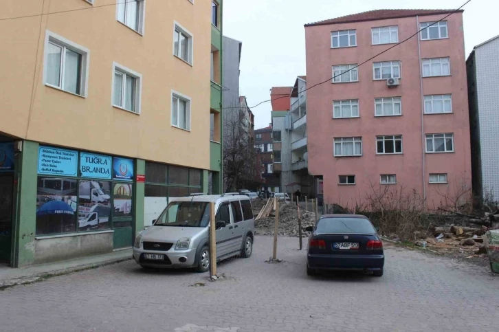 "Tapusu bende" dedi, yolu kapattı
