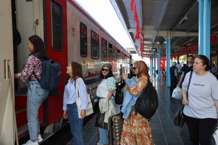 "Turistik Diyarbakır Ekspresi" ile Diyarbakır’a gelenler kente hayran kaldı