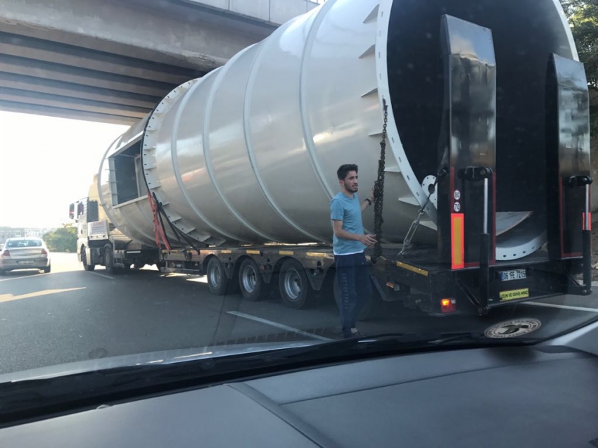 Üstgeçide sıkışan TIR, trafiği aksattı