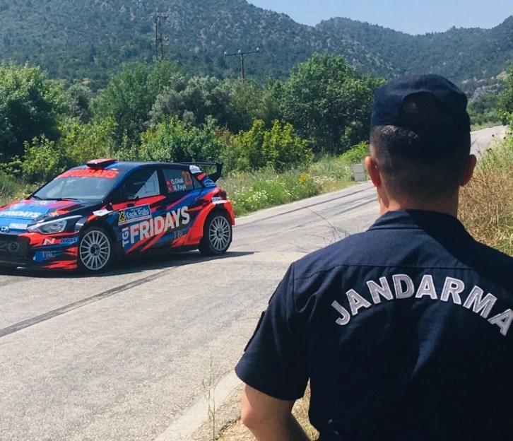 Rallide güvenlik tedbirlerini jandarma sağladı
