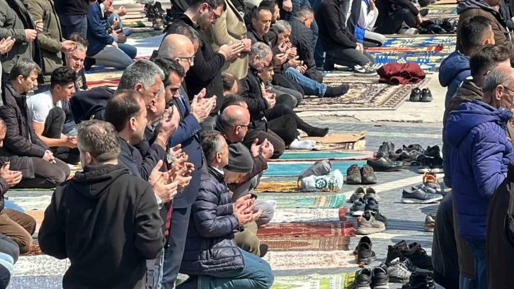 Ramazan’ın ilk cumasında camiler doldu taştı
