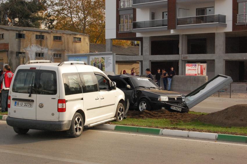 Bursa'da virajı alamayan araç refüje çıktı ve...