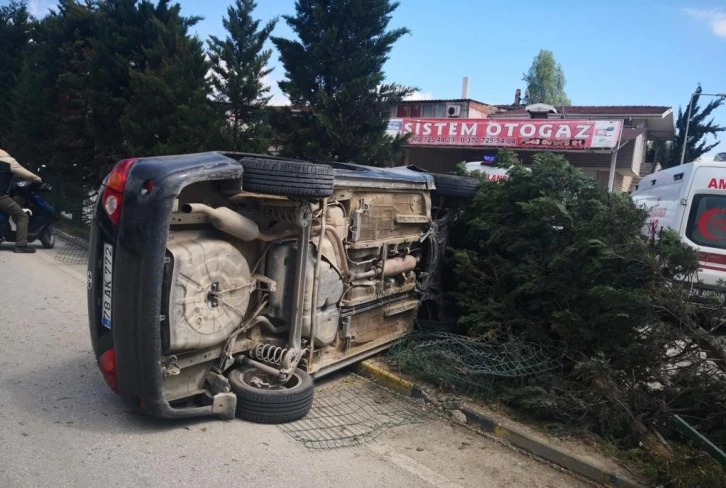 Refüjdeki ağaca çarpan otomobil devrildi: 2 yaralı
