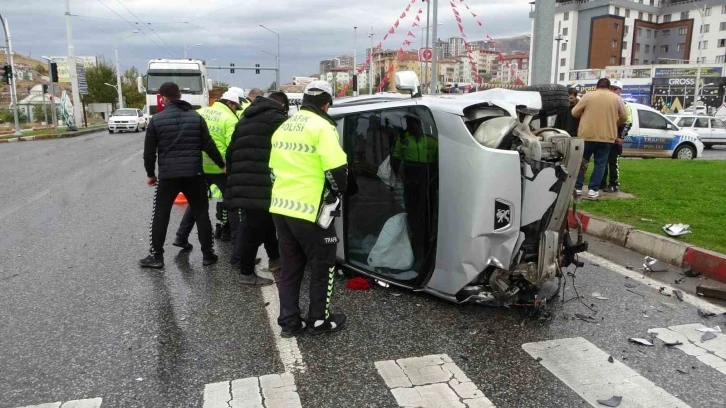 Refüje çarparak devrilen araçtan burnu bile kanamadan çıktı