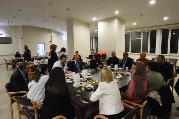 Rektör Sözbir hastane personeliyle iftarda bir araya geldi
