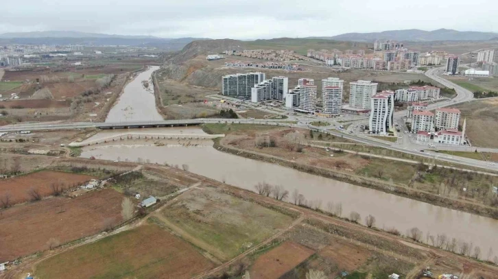 Rengini kızıllığından alıyordu, çamur deryasına dönüştü
